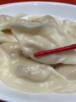 盘中饺子配红筷