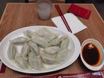 一盘美味饺子配蘸料