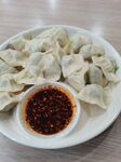 一盘饺子配蘸料