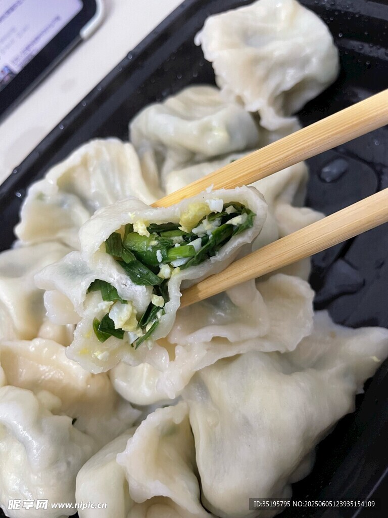 筷子夹起美味饺子