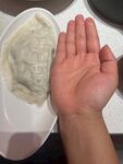 手掌旁的大份饺子