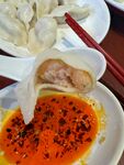 蘸汁饺子特写