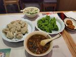 家常美味饺子与配菜