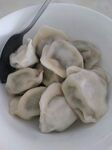 白碗中的美味饺子