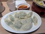一盘美味饺子配蘸料