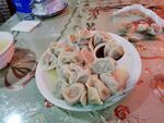 一碗美味饺子摆于桌前