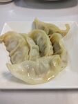 美味饺子摆放在白色盘中