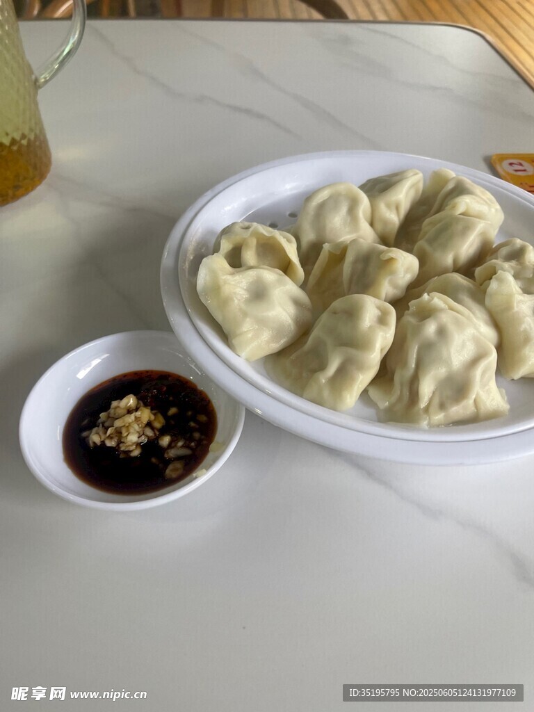 一盘美味饺子配蘸料
