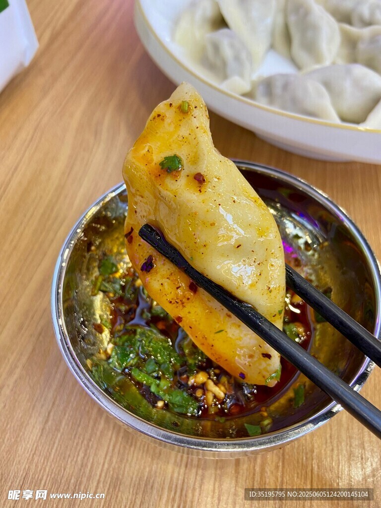 金黄酥脆蘸料饺子