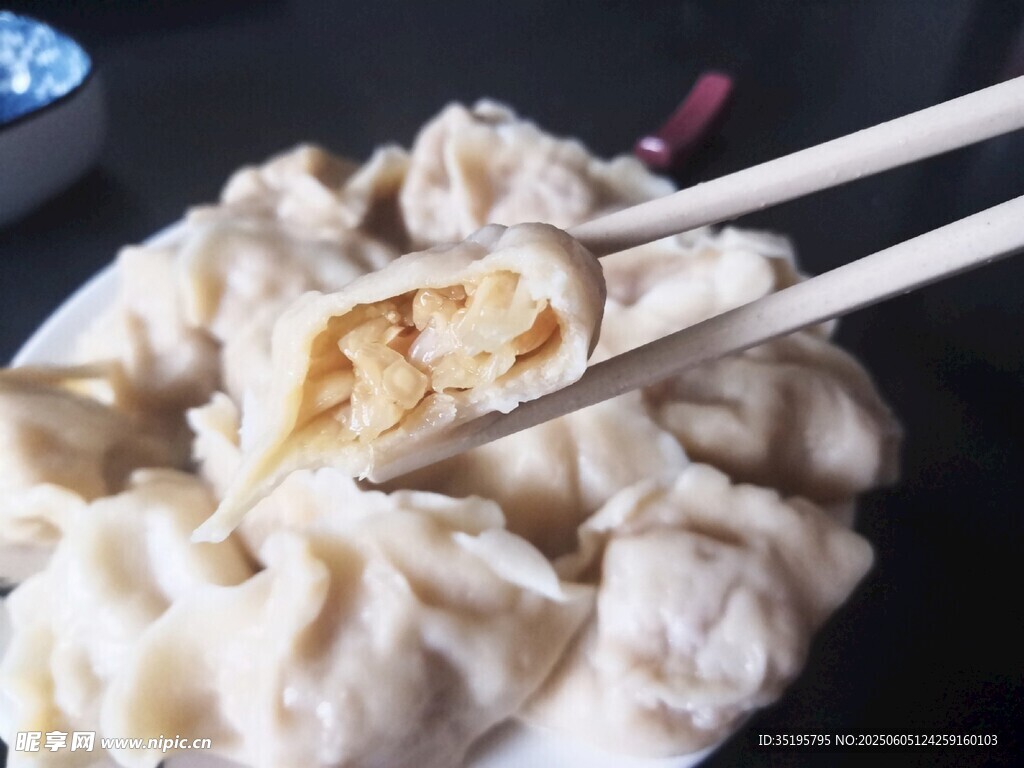 筷子夹起美味肉馅包子