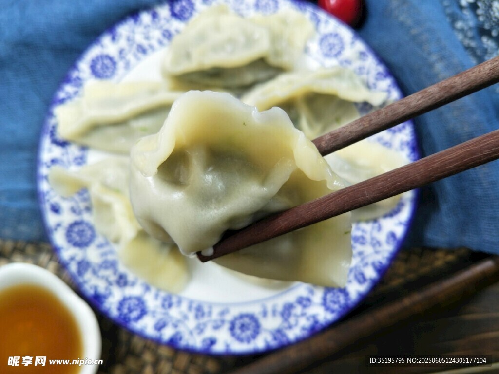 青花瓷盘上的美味饺子