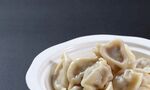 美味饺子摆放在白色盘中
