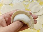 手工包饺子瞬间