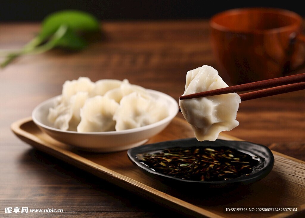 筷子夹起的美味饺子