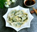 美味饺子摆放在精致盘中