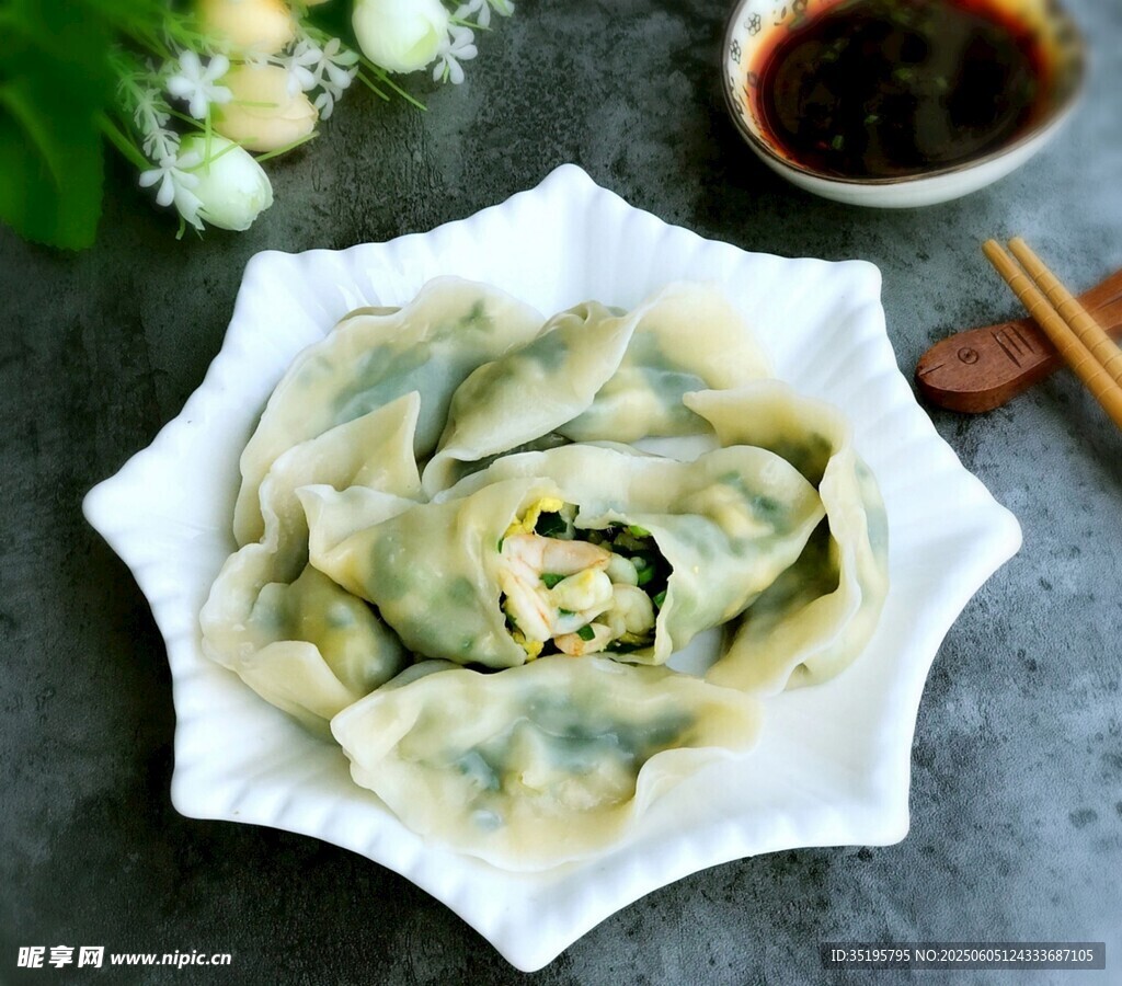 美味饺子摆放在精致盘中