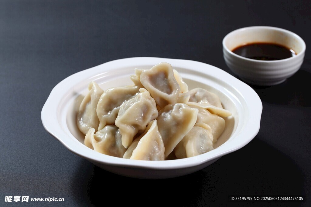 一碗美味饺子配蘸料