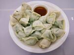 一盘美味饺子配蘸料