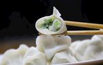 筷子夹起的美味饺子