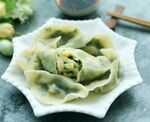 翡翠饺子摆于精致盘中