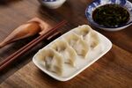 美味饺子摆放在木桌上