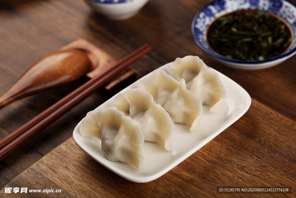 美味饺子摆放在木桌上
