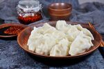 美味饺子摆放在深色盘上