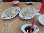 美味饺子配蘸料上桌啦