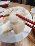 筷子夹起的美味饺子