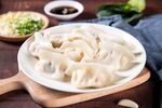 美味饺子摆放在木盘上