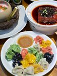 多彩饺子与特色菜肴组合