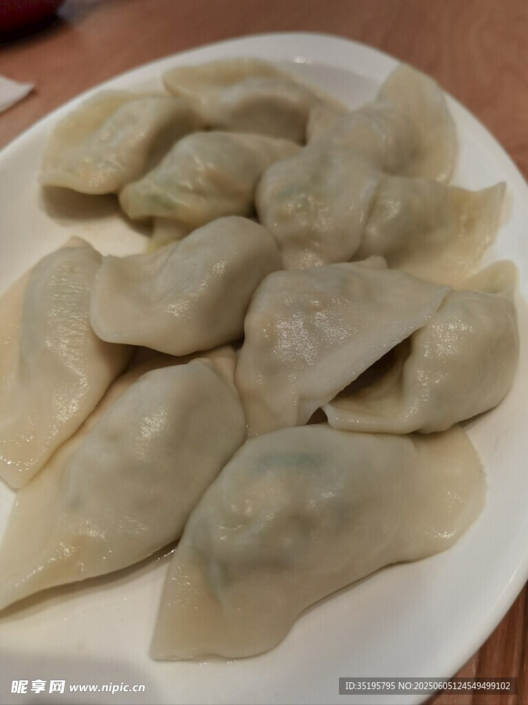 美味饺子摆放在白色盘中