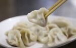 筷子夹起美味饺子