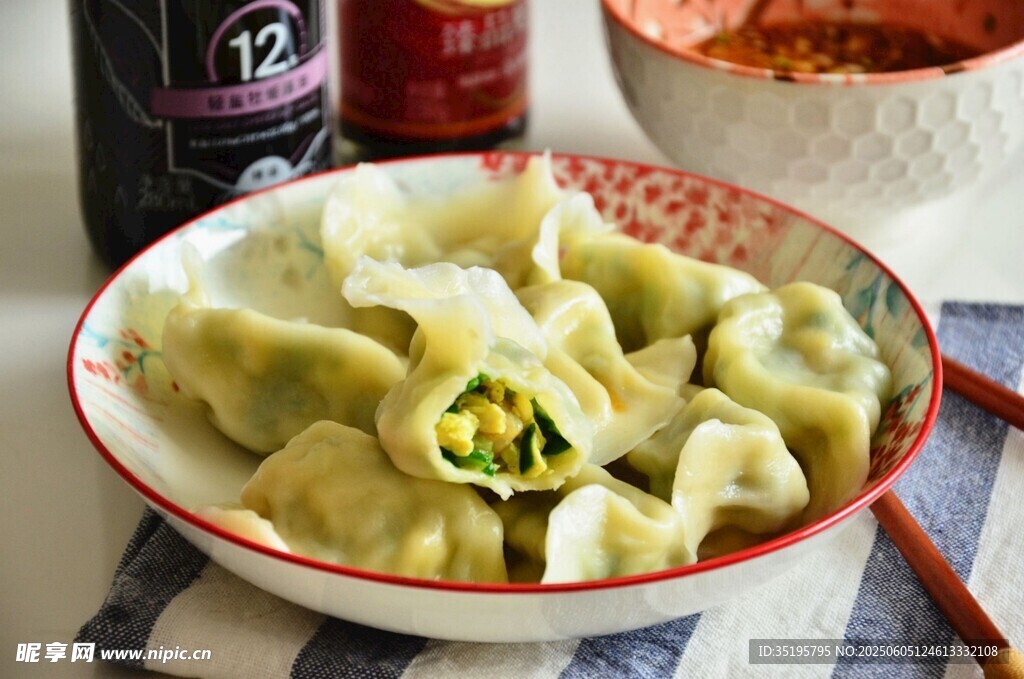 美味饺子摆于碗中