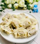 美味饺子摆放在白色盘中