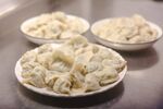 美味饺子摆放在盘中