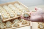 手工包饺子瞬间