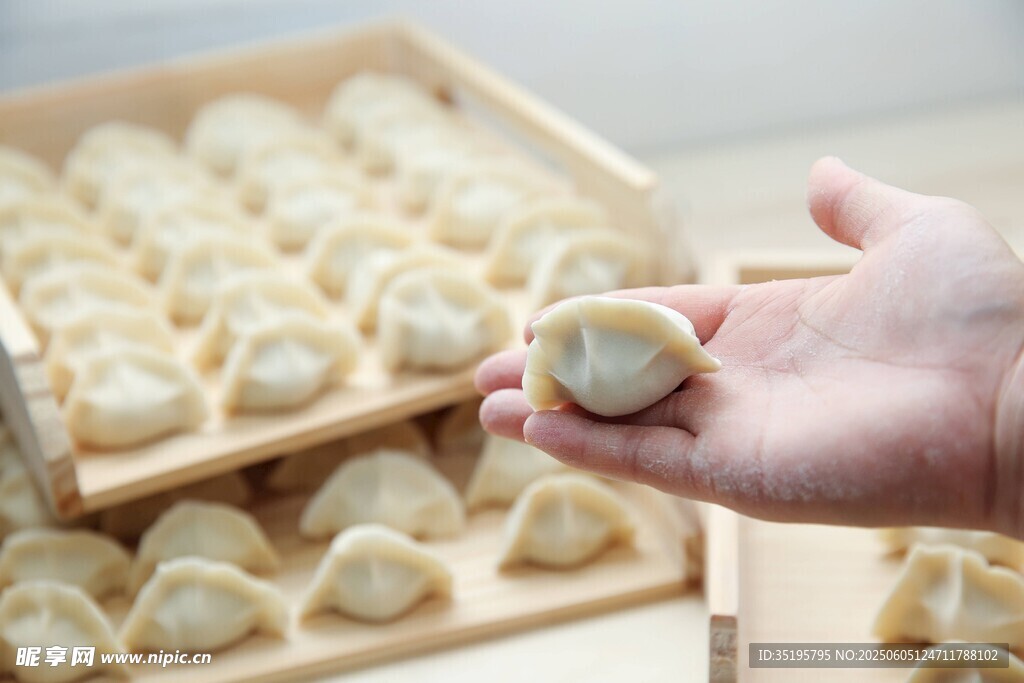 手工包饺子瞬间