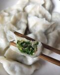 筷子夹起的美味素馅饺子