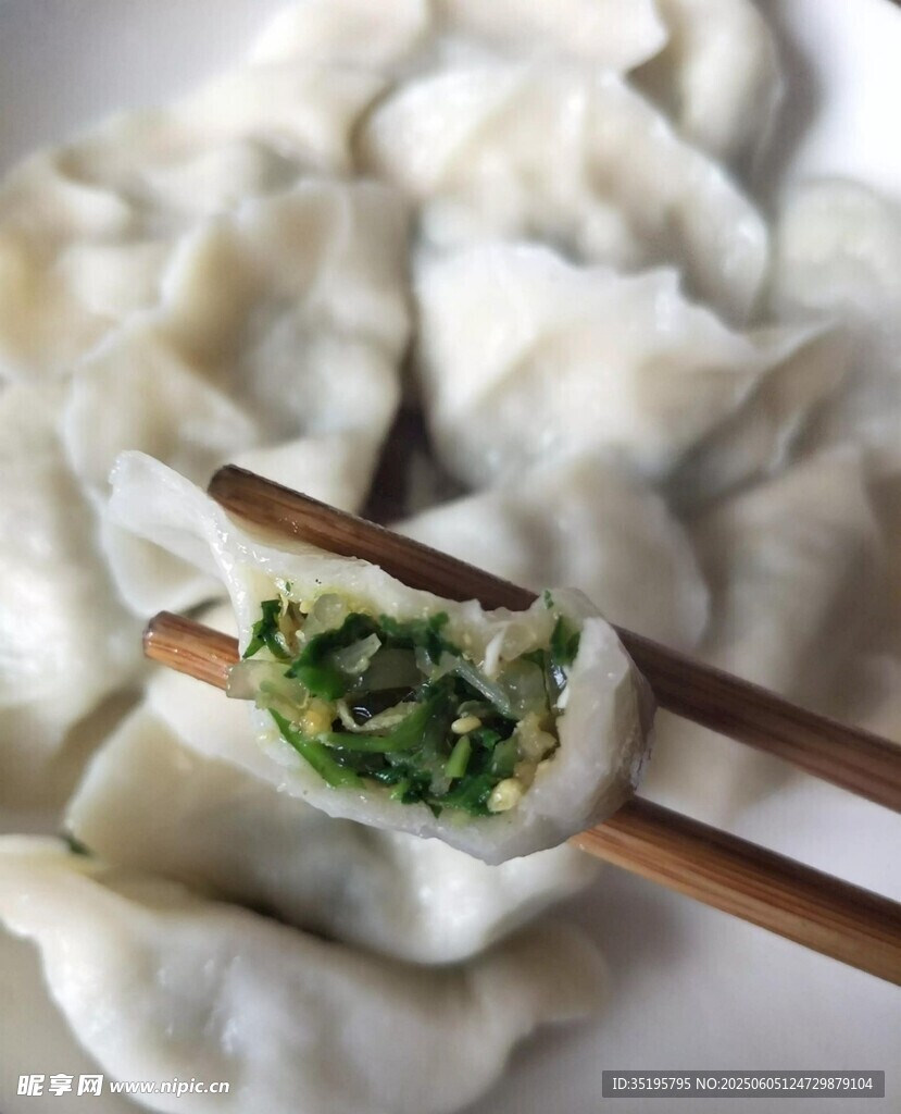 筷子夹起的美味素馅饺子
