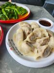 美味饺子配青菜与蘸料