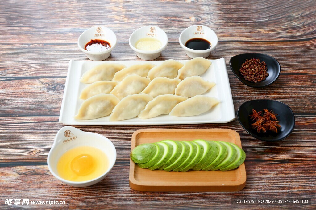 美味饺子及配菜准备就绪