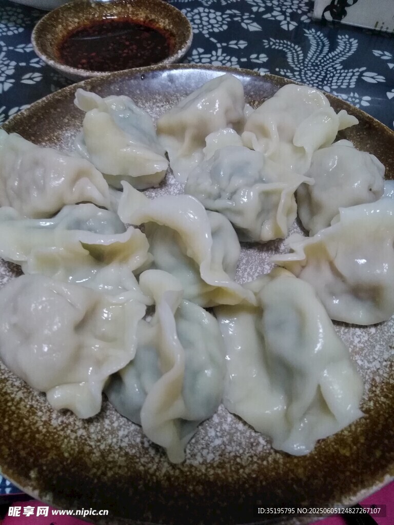 一盘美味饺子待品尝