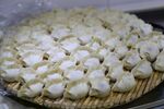 竹盘上摆放的手工饺子