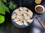 美味饺子摆盘与蘸料
