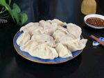 美味饺子摆放在盘中