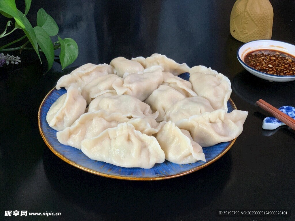 美味饺子摆放在盘中