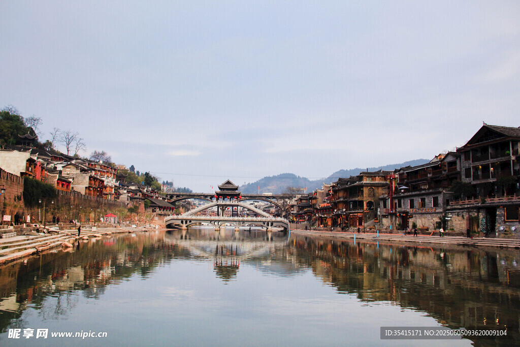 水乡古镇宁静的湖景风光