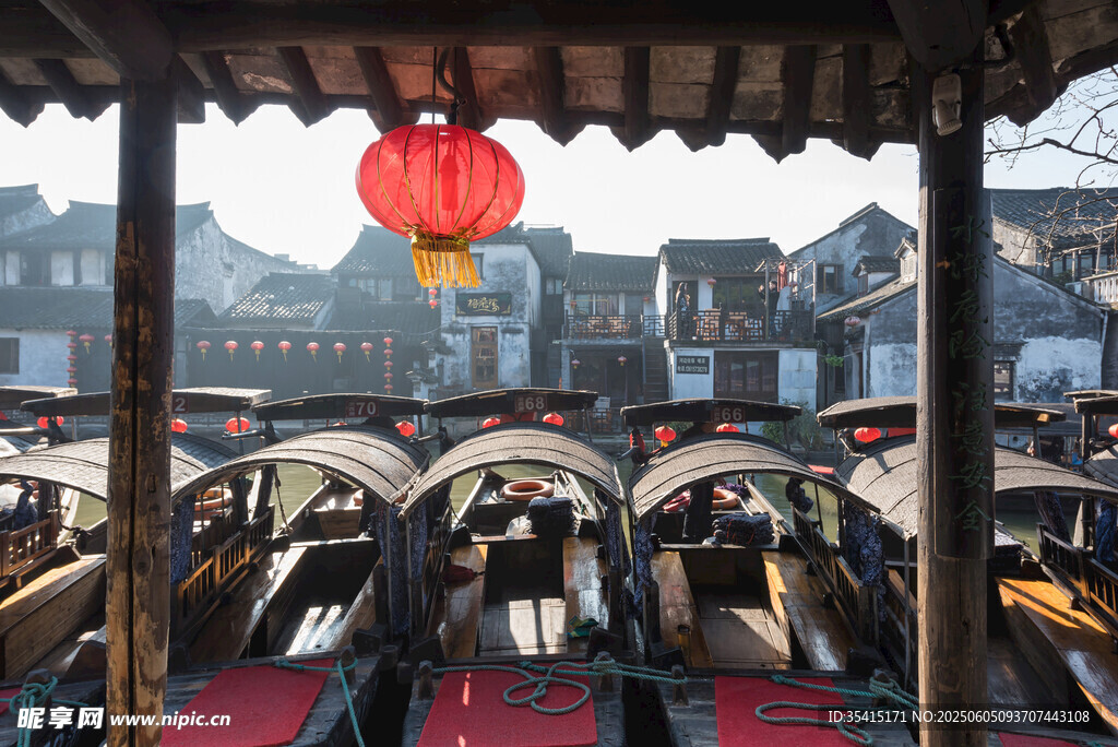 江南水乡游船灯笼美景