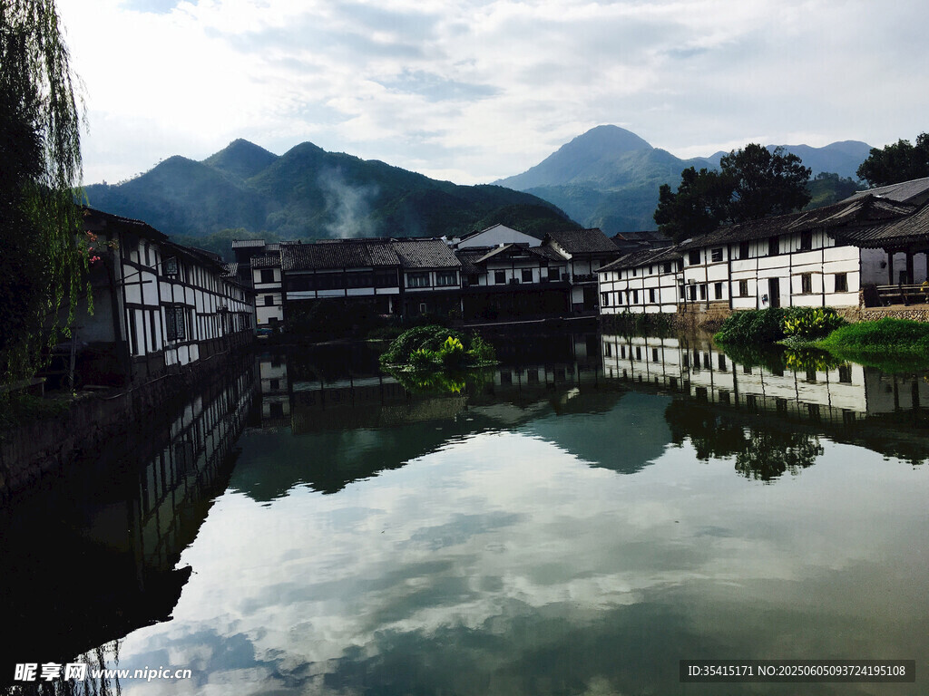 水乡古建映于平静湖面